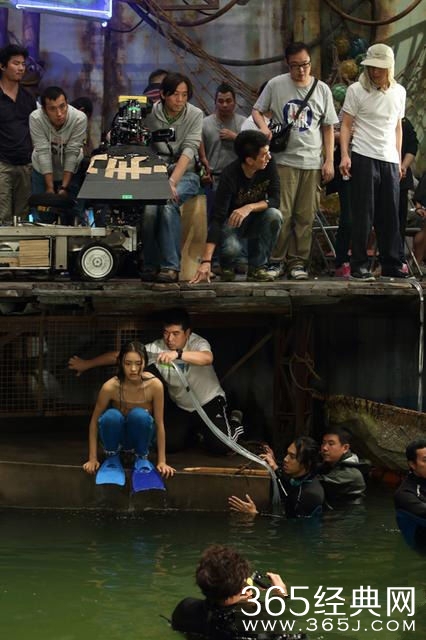 周星驰新片女主角林允首曝光 穿比基尼戏水画面香艳