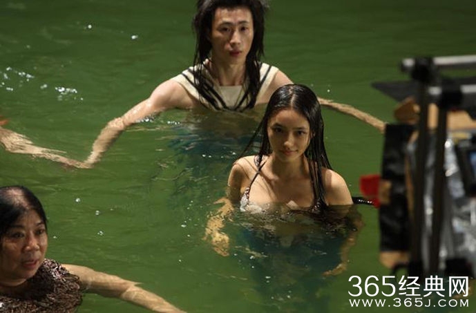 周星驰新片女主角林允首曝光 穿比基尼戏水画面香艳