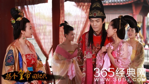 《拐个皇帝回现代》开播  于果一饰二角