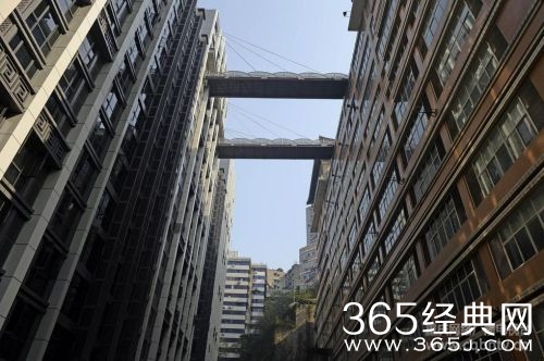 重庆现“最牛”天桥 距地面22层楼