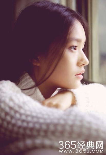 周星驰新片女主角林允首曝光 穿比基尼戏水画面香艳