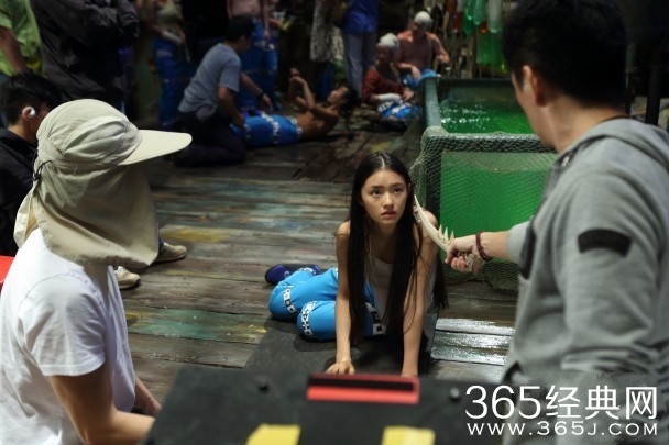 周星驰新片女主角林允首曝光 穿比基尼戏水画面香艳