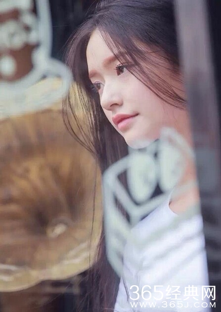 周星驰新片女主角林允首曝光 穿比基尼戏水画面香艳