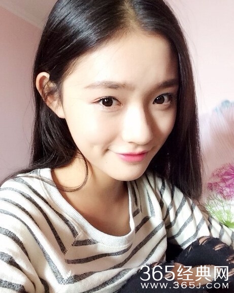 周星驰新片女主角林允首曝光 穿比基尼戏水画面香艳