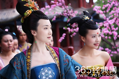 《拐个皇帝回现代》开播  于果一饰二角