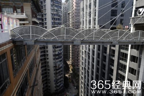 重庆现“最牛”天桥 距地面22层楼