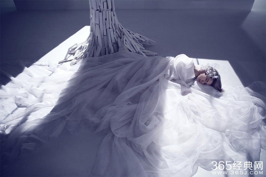 戚薇新专辑寓意：对2014说“再见”，对2015说“你好”