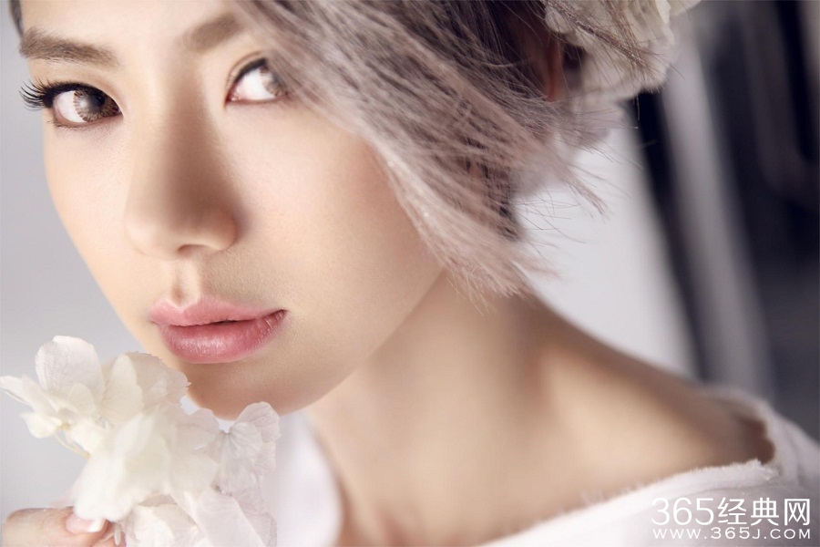 戚薇新专辑寓意：对2014说“再见”，对2015说“你好”