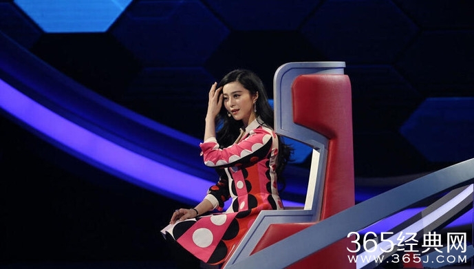 范冰冰为证自己未整容 当众接受摸脸“触诊”