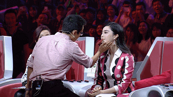 范冰冰为证自己未整容 当众接受摸脸“触诊”