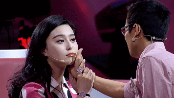 范冰冰为证自己未整容 当众接受摸脸“触诊”