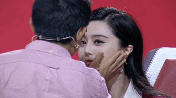 范冰冰为证自己未整容 当众接受摸脸“触诊”