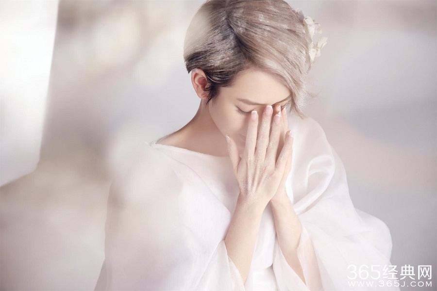 戚薇新专辑寓意：对2014说“再见”，对2015说“你好”