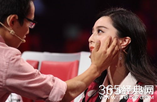 范冰冰为证自己未整容 当众接受摸脸“触诊”