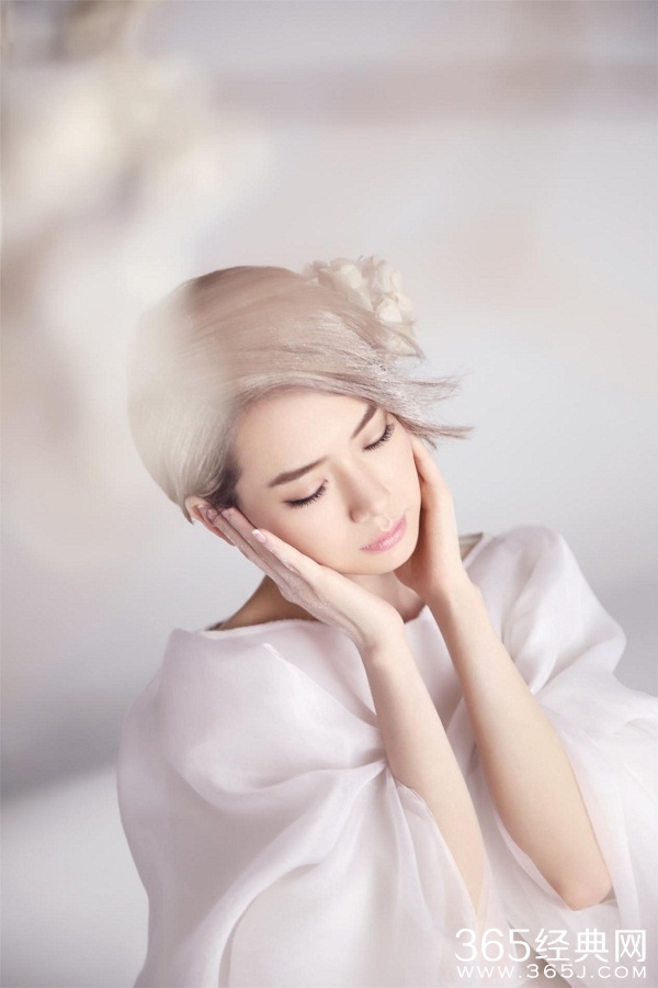 戚薇新专辑寓意：对2014说“再见”，对2015说“你好”