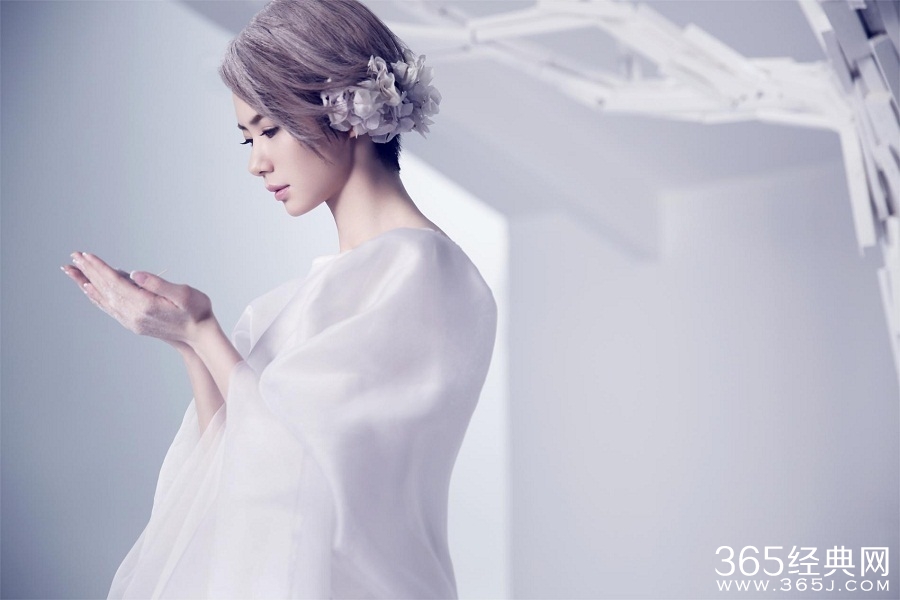 戚薇新专辑寓意：对2014说“再见”，对2015说“你好”