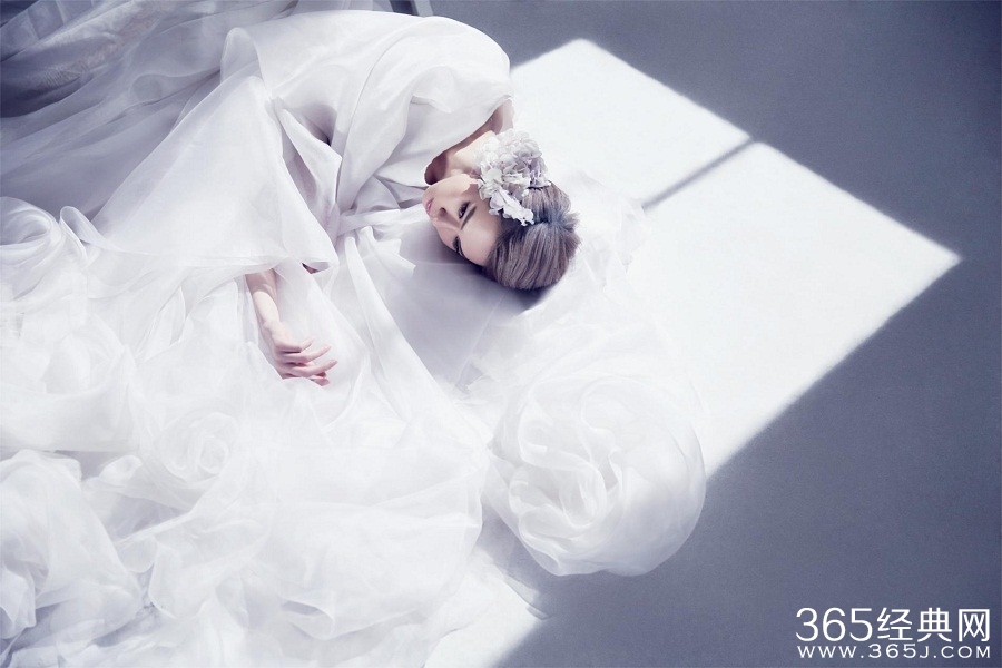 戚薇新专辑寓意：对2014说“再见”，对2015说“你好”