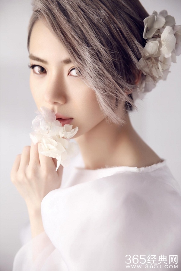 戚薇新专辑寓意：对2014说“再见”，对2015说“你好”