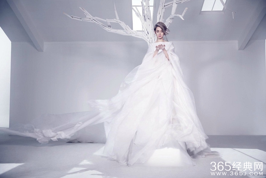 戚薇新专辑寓意：对2014说“再见”，对2015说“你好”