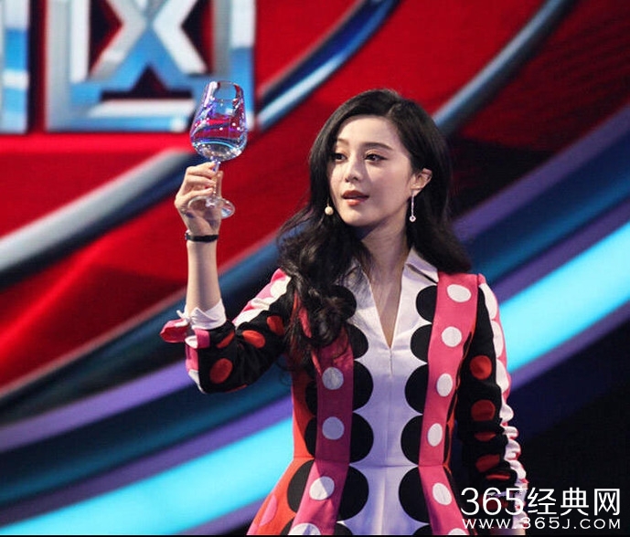 范冰冰为证自己未整容 当众接受摸脸“触诊”