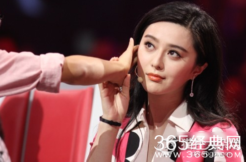 范冰冰为证自己未整容 当众接受摸脸“触诊”