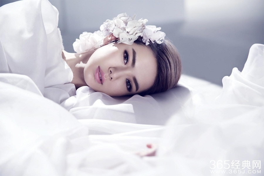 戚薇新专辑寓意：对2014说“再见”，对2015说“你好”