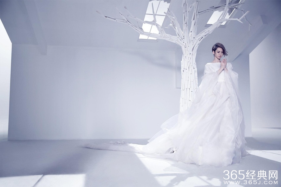 戚薇新专辑寓意：对2014说“再见”，对2015说“你好”