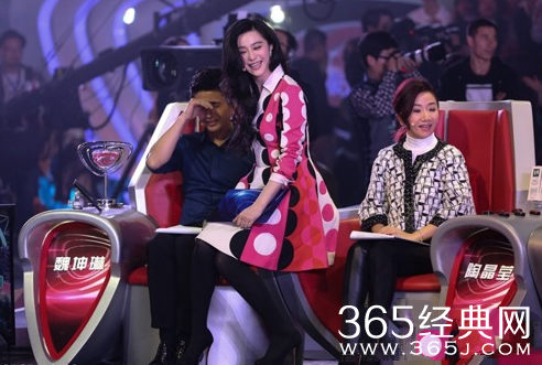 范冰冰为证自己未整容 当众接受摸脸“触诊”