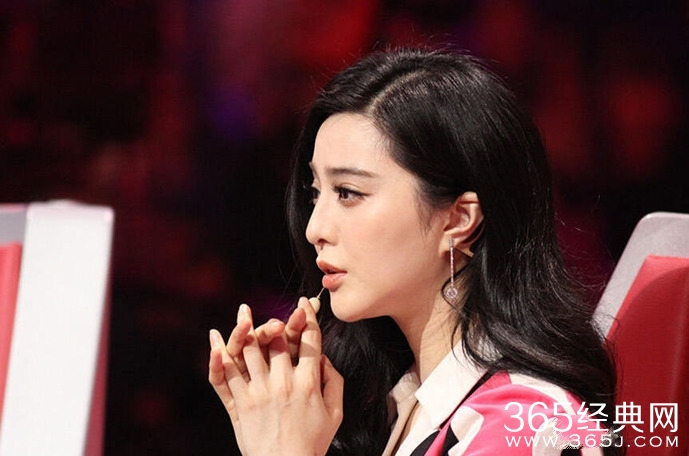 范冰冰为证自己未整容 当众接受摸脸“触诊”