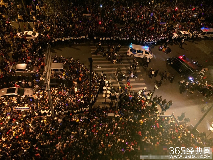 上海外滩发生踩踏事件