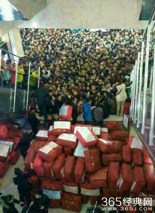 延安某商场送礼品 千名市民争抢挤哭