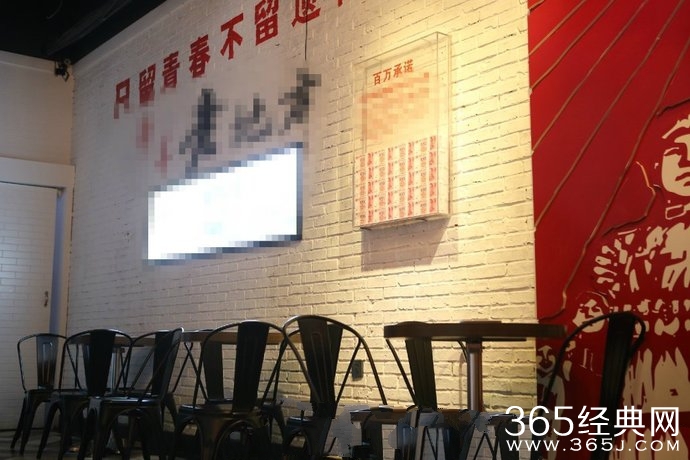 2015年最新任性举动 郑州一火锅店门前挂百万现金