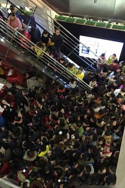 延安某商场送礼品 千名市民争抢挤哭