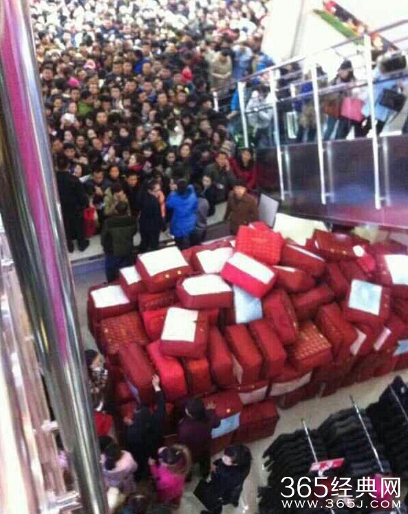 延安某商场送礼品 千名市民争抢挤哭