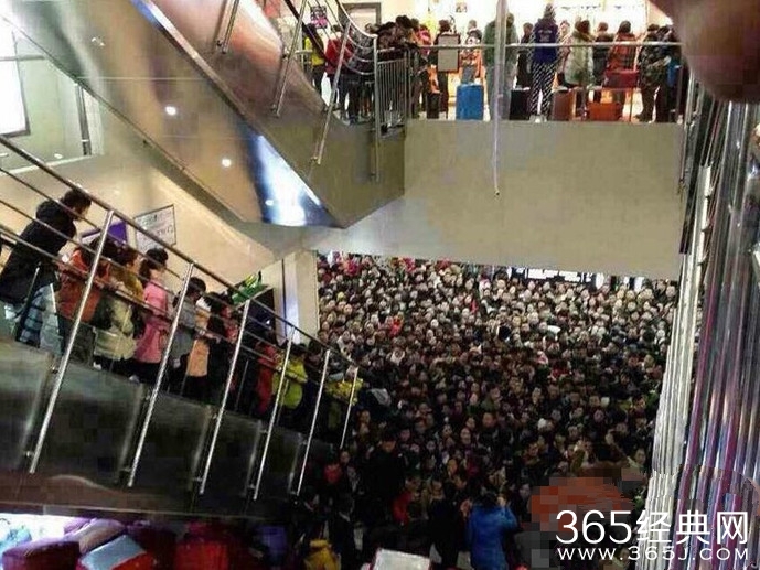 延安某商场送礼品 千名市民争抢挤哭