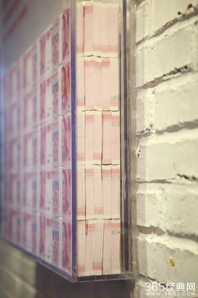 2015年最新任性举动 郑州一火锅店门前挂百万现金