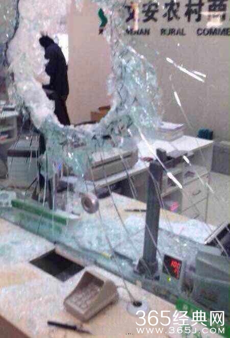 新年歹徒抢银行，只为模仿淡定哥