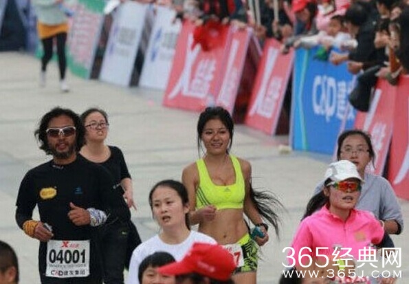 最美马拉松女孩走网络红