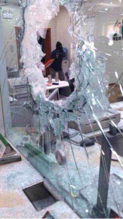 新年歹徒抢银行，只为模仿淡定哥