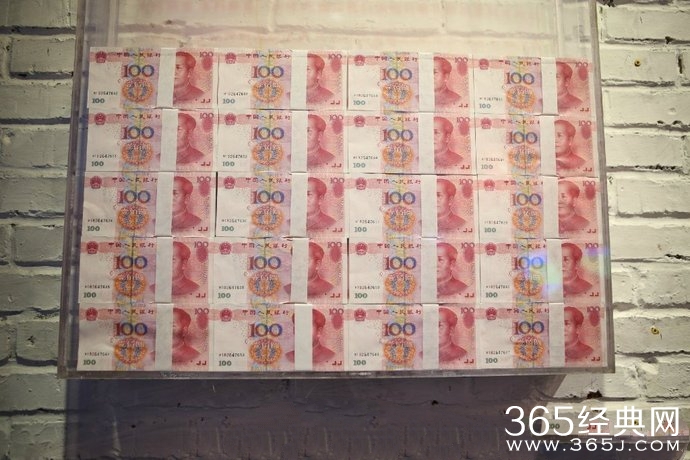 2015年最新任性举动 郑州一火锅店门前挂百万现金