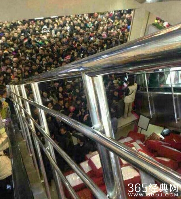 延安某商场送礼品 千名市民争抢挤哭