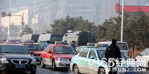 沈阳出租车司机集体罢工游行  反滴滴打车