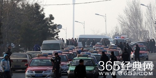 沈阳出租车司机集体罢工游行  反滴滴打车