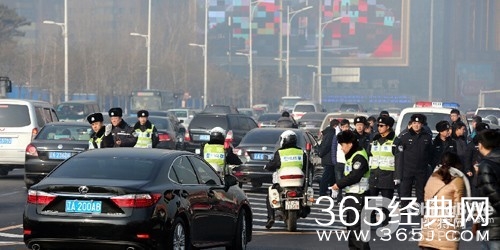 沈阳出租车司机集体罢工游行  反滴滴打车