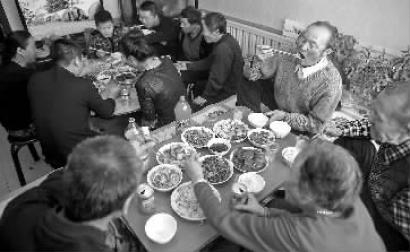 年猪新杀法：铲车杀年猪