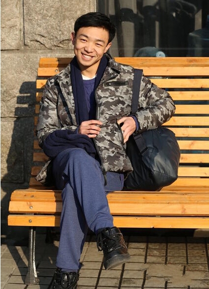 上海艺考现众多俊男靓女 翻版王宝强抢镜