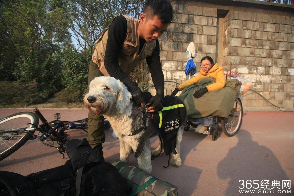 小伙携患病女友周游全国