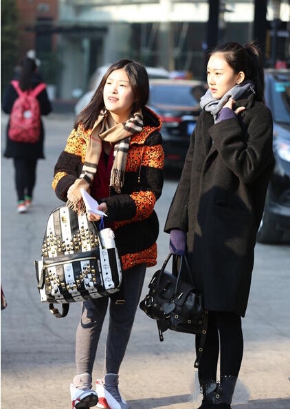 上海艺考现众多俊男靓女 翻版王宝强抢镜