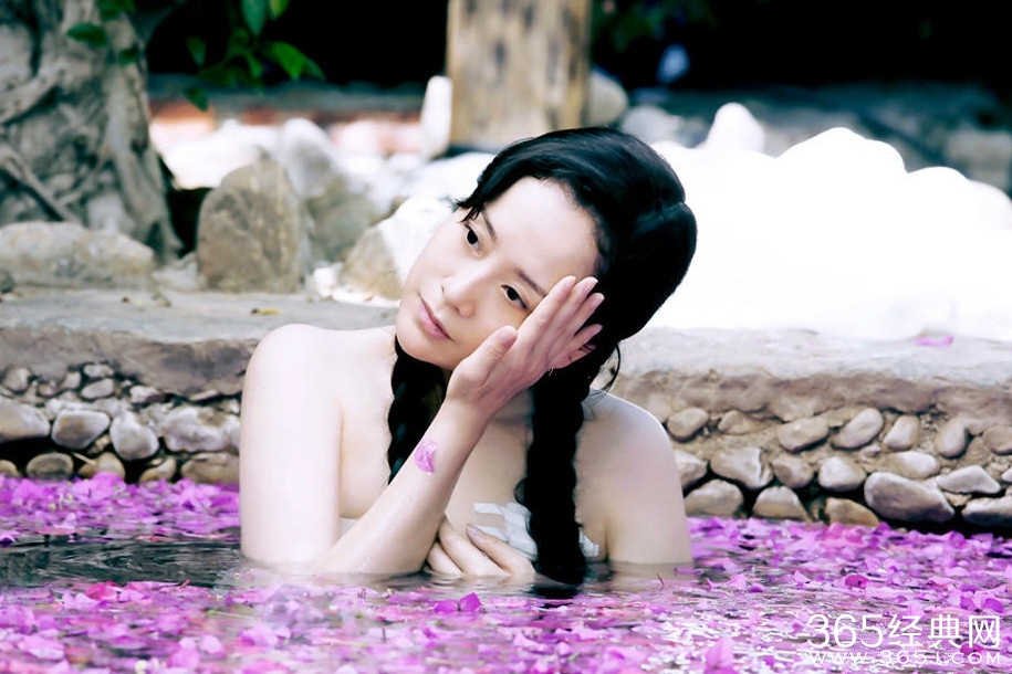 《二炮手》海清裸肩浴照曝光 镜头疑因尺度大被剪