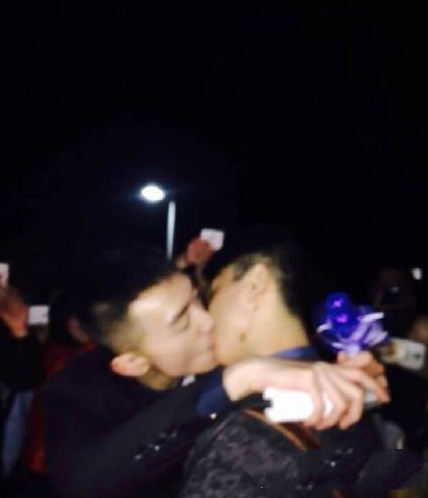 某大学上演两男表白激吻画面